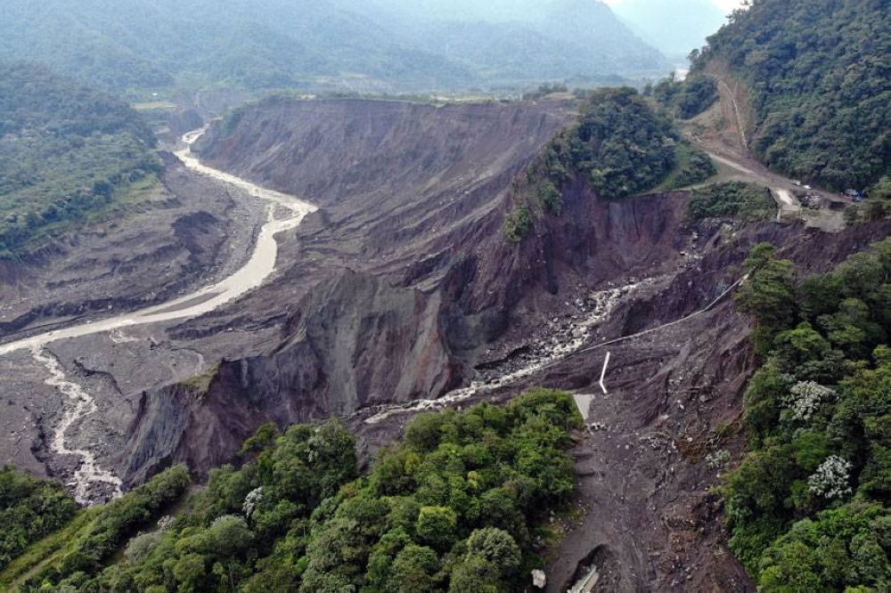 Massive oil spill pollutes Amazon